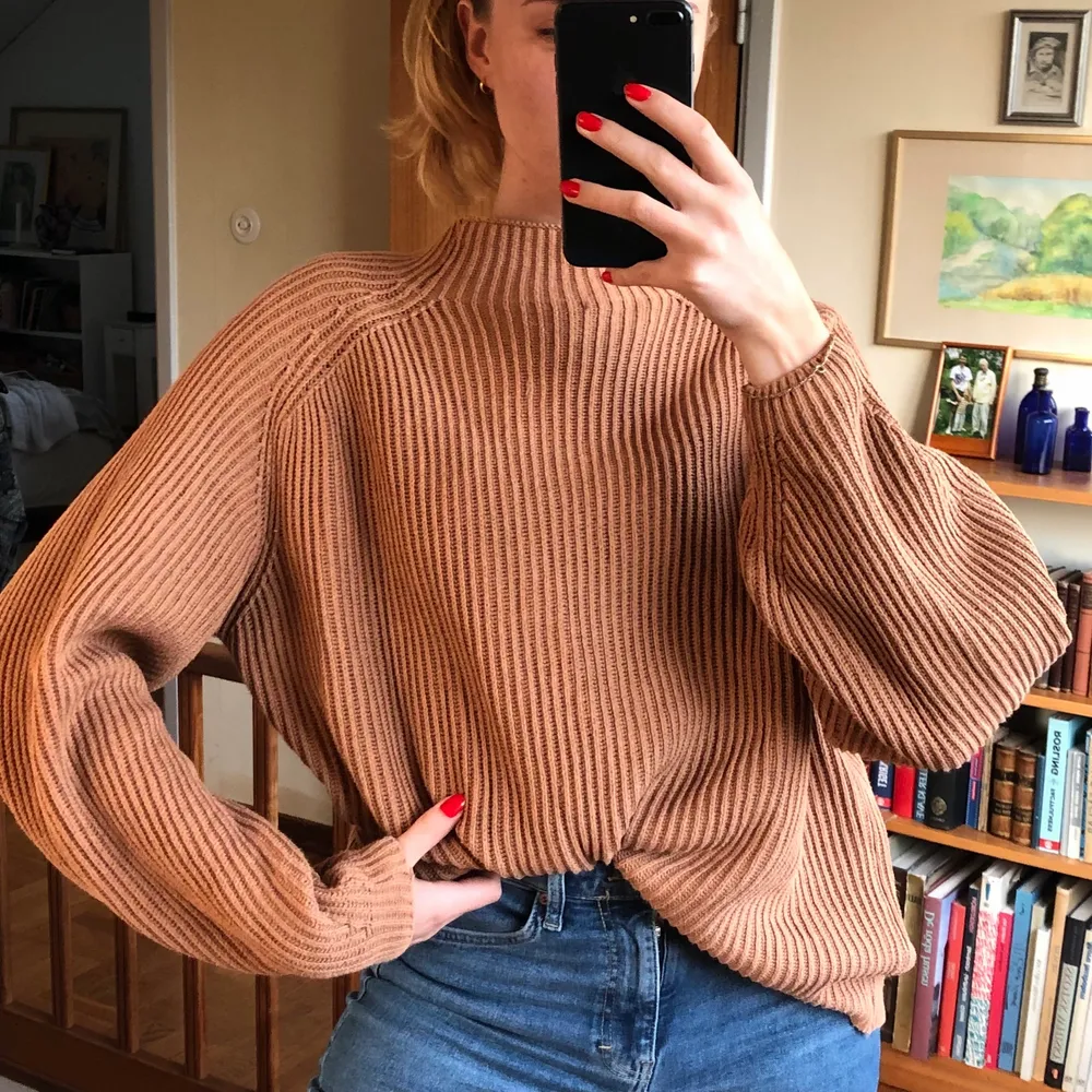 Stickad brun tröja från Cubus. Storlek XL men tycker den passar bra på mig som gillar oversized. Säljer för att jag har så mycket kläder och använder denna inte tillräckligt 😝 Möts upp i Stockholm!☺️ skriv vid frågor🌼. Stickat.