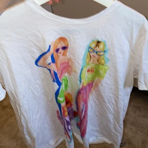 Tshirt från zara - T-shirt med coolt färgglatt tryck i storlek XL, jag kan mötas upp i Eskilstuna annars står köparen för frakten ❤️🌟