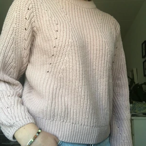 Stickad tröja från Ginatricot  - Stickad tröja från Ginatricot i en fin nude rosa färg. Färgen syns bäst på bild 3. Tröjan är i storlek S och säljs i fint använt skick. Köparen står för frakten 