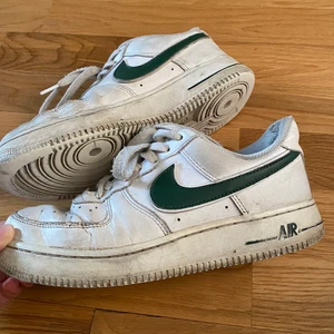 Nike Air force  - Något slitna airforces med grön Nike logga i storlek 38-39 