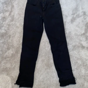Svarta levis jeans - Svarta straight levis jenas med slits, storlek 30 jag kan mötas upp i Eskilstuna annars står köparen för frakten❤️🌟