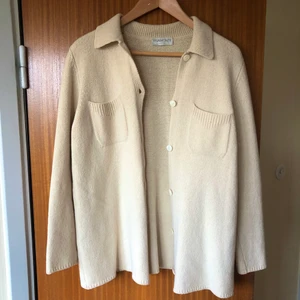 Beige stickad kofta - Ljusgul/beige stickad kofta i ett lite tyngre mjukt matrial. Köpt second hand, säljer för den är lite liten för mig och använder den inte längre. Passar en S/M nog bäst! Möts upp i Stockholm, skriv vid eventuella frågor!😄❤️