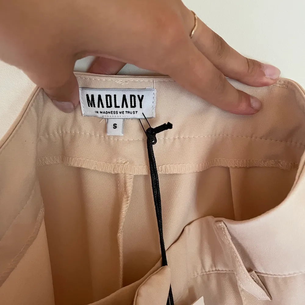 Säljer dessa kostymbyxor från Madlady, storlek S, längd 32. Aldrig använda, därmed i det finaste skicket! Så snygga och bekväma! Liknar lite linne i färgen 💘 Startpris från 350, nypris 499! Pris kan diskuteras vid snabb affär☀️. Jeans & Byxor.