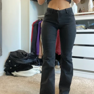 Lågmidjade svarta vida jeans - Svarta raka jeans från Lindex, säljer för jag inte använder lågmidjat💗