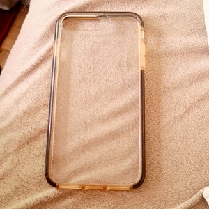 Iphone 7plus skal. - Detta genomskinliga hårdplast skalet är slit starkt och skyddar mot stöter och skador när man tappar mobilen. 😊 det är i hårdplast och silikon runt kanten. Kanten har gulnat lite men den är fortfarande i bra skick 