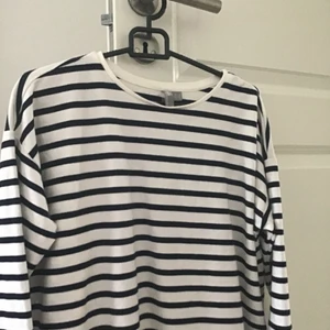 Randig tröja - Andvänd 1 gång, säljer för dem inte kommer till andvändning