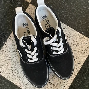 D Franklin sneakers - nya i kartong - Ett par helt nya sneakers från D Franklin, köpta från USA. Nypris 450 kr. Har kartongen kvar också. Blev för små för mig. Strl 39 men skulle säga en normal 38-38 1/2.   Postas mot portokostnad alt hämtas i Saltsjö-Duvnäs alt möts upp i Sthlm city/Nacka Forum.