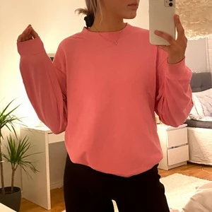 Sweatshirt  - En superfin rosa sweatshirt ifrån monki. Använd ett fåtal gånger och är därför i nytt skick. Stl XS men passar även S och M, de beror hur oversize man vill ha den💕