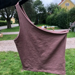 One shoulder Top  - Fest topp anledning använd då jag trodde den skulle vara brun men var mer gammal-rosa , jättefin passform. 