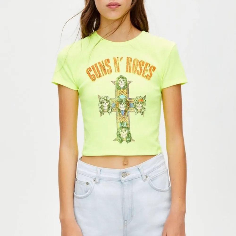 Cool neon Guns n’ Roses t-shirt Från Pull & Bear  Storlek: S  Använd en gång men är i nytt skick! 69kr + frakt. Toppar.