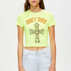  Guns N’ Roses Top - Cool neon Guns n’ Roses t-shirt Från Pull & Bear  Storlek: S  Använd en gång men är i nytt skick! 69kr + frakt