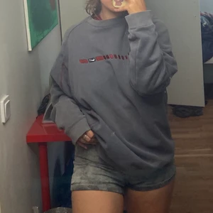 Nike - RESERVERAD!!!! Cool retro Nike tröja, i bra skick förutom en fläck som syns på bild 2. Tröjan har tunnare material men ändå varm och skön. Frakt tillkommer ✨