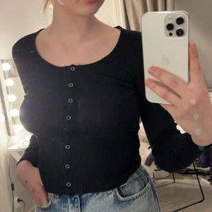 svart topp me knappar - säljer denhär superfina toppen med knappar, super skön och använts fåtal gånger