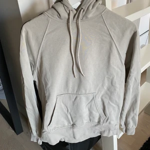Beige hoodie  - Säljer denna beiga/gråa hoddien från Hm i stolek xs! Knappt använd! 