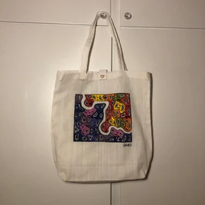 Tygkasse - En tygkasse med självmålat tryck. Påsen är ca 35•45 cm och har en insydd ficka för mobil, laddare, plånbok osv!🥰 har även två andra tygpåsar ute för försäljning!❤️❤️ frakt inräknat i priset 