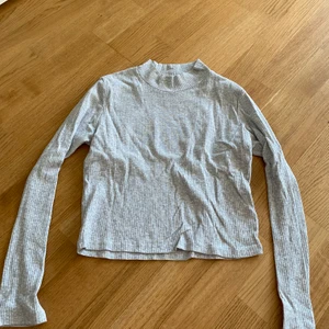 Grå topp - Grå ribbad kort topp