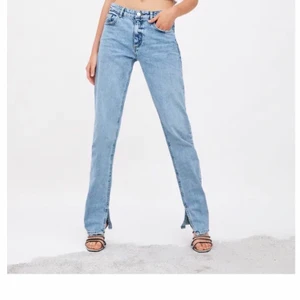 Zara - As balla zara jeans som är helt slutsålda. Är typ mellanhög midja med as coola slits. Jag är 166 och har klippt till slitsen själv till en längd som passar sånna som mig eller de som är 170 ungefär. Är i str 38. Köparen står för frakt💞💞 Buda i kommentarerna. 