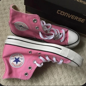 Converse  - Första bilden är lånad!! rosa Converse storlek 37,5. Buda från 300 eller köp direkt för 400❤️❤️💖