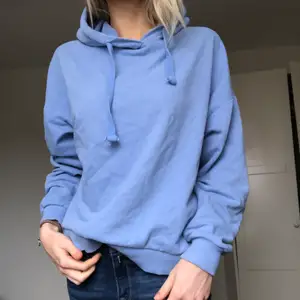 Blå hoodie, slutsåld från pull&bear