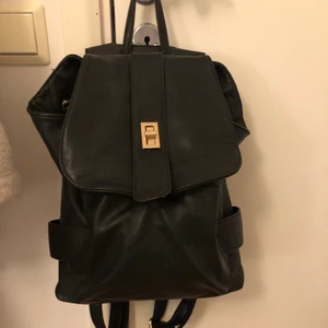 Svart liten ryggsäck - Säljer denna jättesöta ryggsäck💕 Den är hyfsat rymlig för sin storlek och har flera fack inuti och utanpå☺️