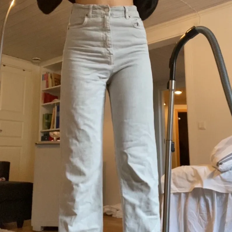 Säljer mina grå zara jeans då de inte längre kommer till användning. Bra skick förutom att de fransat sig lite längst ner💕. Jeans & Byxor.