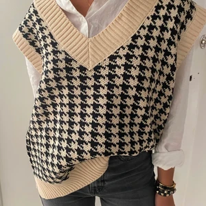 byanastasia väst🖤 - säljer min favoritväst från byanastasia som tyvärr inte kommer till användning längre :/ både killar och tjejer kan använda den skulle jag säga, storlek S men passar upp till L beroende på hur man vill att den ska sitta 💕 nypris 379 kr,  lånad bild😊😊