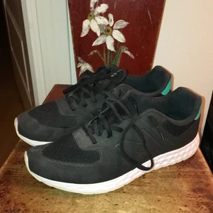 New Balance 574 - Fräscha New Balance 574:or. Storlek 44. Se sista bild för  limmad lagning då nätet lostnade annars är skicket väldigt bra. 