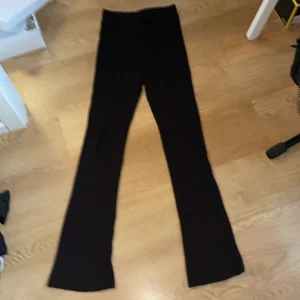 Svarta byxor - Säljer då jag köpte fel modell. Har använt dom en gång. Det är väldigt mjukt o mysigt material. Köpte dom på Gina (kommer inte ihåg priset) + det är en liten slits längst ner på benen