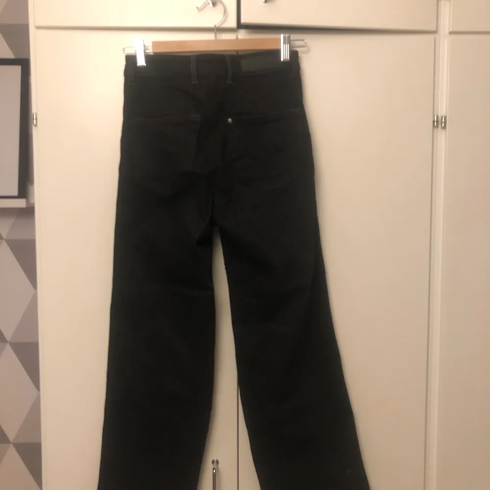 Svarta ankel jeans från h&m i storlek 34 med rå kant ned till och vida ben. Jag kan mötas upp i stockholm och frakta men köparen står för frakten. Jeans & Byxor.