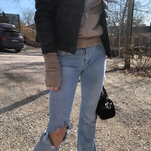 Zara jeans  - Säljer mina super snygga jeans från zara med hål i vänstra knät! De passar till allt och har så fin passform! Jeansen är strl 36 men passar mig som har 34 jätte bra!!Buda gärna!💕💕