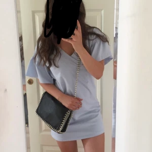 Blå klänning strl 34 - Blå kortärmad klänning från hm med volang på ärmarna. V skuren. Jag skulle säga att den är stor i storleken 