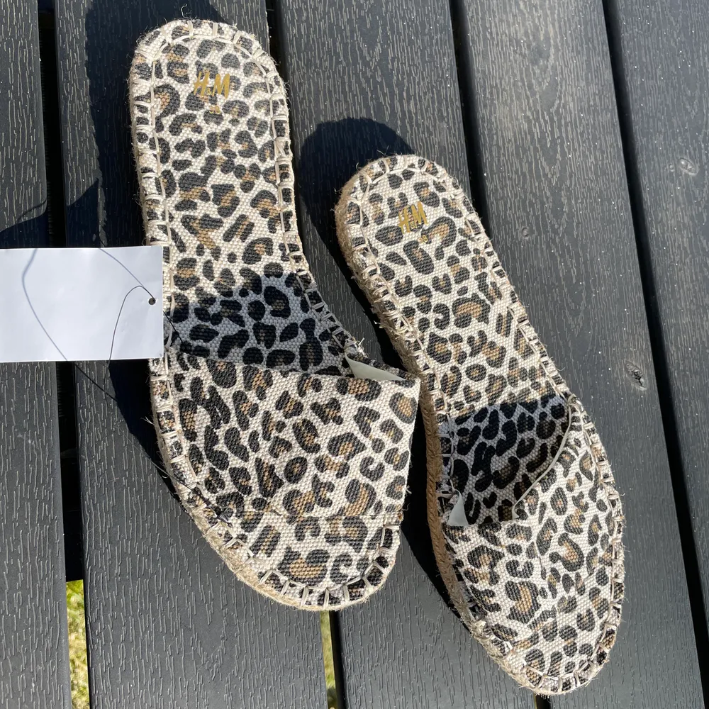 snygga leopard tofflor från hm, aldrig använda 💕 köparen står för frakten . Skor.