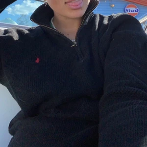 Stickad  - Säljer denna snygga stickad tröja som är så snygg att dra över nästan vad som helst!💕💕köpt från Ralph lauren i somras💙☘️💕nypris 1400