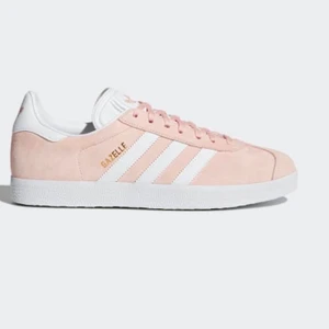 Adidas Original Gazelle stl 38 - Ett par skor i modellen Adidas Original Gazelle i storlek 38. Använda men fint skick. Normala i storleken. Köparen står för frakten. 