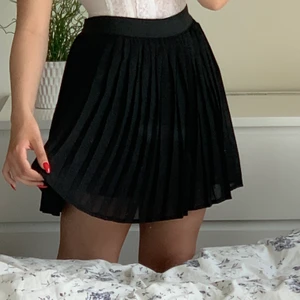 Jätte söt kjol  - Super fin kjol i storlek M, själv har jag vanligtvis storlek S, så produkten är lite mindre i storleken, men mycket stretchig, och fint skick. Skriv om du är intresserad så kollar jag fraktkostnad. Produkten kan också hämtas.