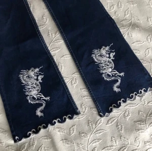  Low rise pants  - Finna byxor med dragon märke på botten. Byxorna bara används i gång. Bilderna är lånade från en annan säljare här på plick som jag köpte dom av. Om ni har några frågor så är det bara att kontakta.