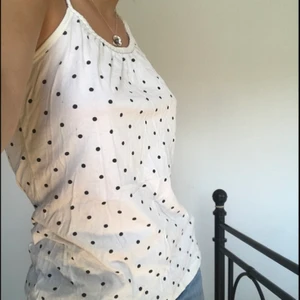 Linne  - Somrigt prickigt linne som går ihop därbakom😍🦋