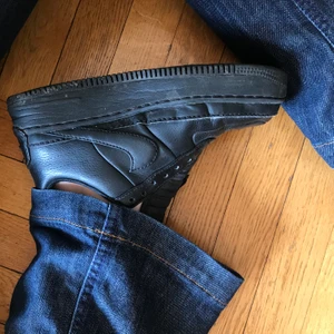 Svarta Nike air force (platå)  - Skorna är använda men ej slitna. Tyvärr har jag tappat bort skosnörena. Tvättas självklart innan jag skickar :)