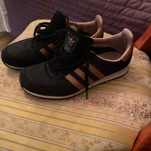 Adidas sneakers  - Sparsamt använda, fint skick. Storlek 38 2/3. Adidas.