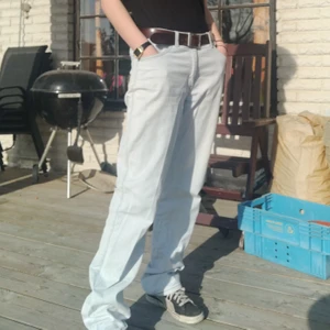 Ljusa jeans - Ljusa flash jeans i tunna material. Passar perfekt till sommaren. Ganska långa men man kan vika upp eller ha dom som dom är om man tycker det är snyggt!!