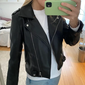 Skinnjacka  - Supersnygg skinnjacka från Zara. Knappt använd :) ej äkta skinn