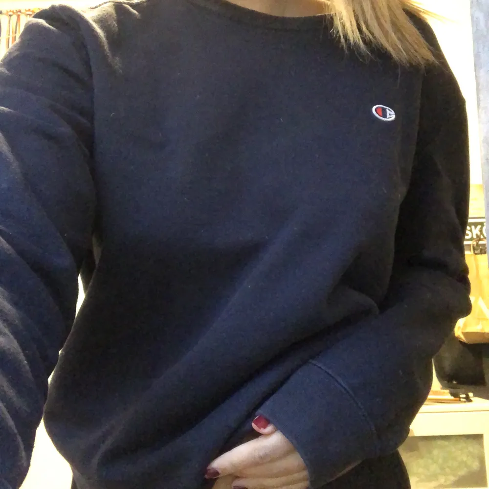 Mörkblå champion sweatshirt!😊. Tröjor & Koftor.