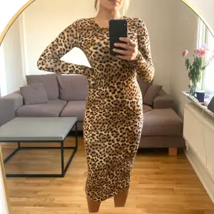 Fodralklänning i leopardmönster från Monki i storlek S. I ett behagligt stretchigt tyg. Oanvänd. Jag är en S/M och 168 cm. Köparen betalar frakten som tillkommer 💌 