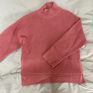 gammelrosa stickad polotröja - stickad polotröja från hm i en gammelrosa färg. lite kortare där fram jämfört med där bak vilket gör den lite roligare!