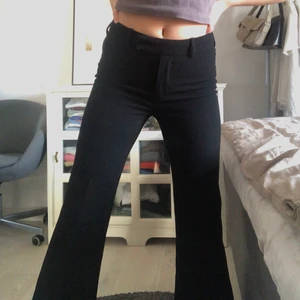 Kostymbyxor  - Svarta kostymbyxor med medelhögmidja i rak/bootcut modell. Har sytt upp dem så de passar en som är 170 men stygnet har gått upp på det högra benet, kan skicka bild om man vill se. Har sytt upp dem ca 5 cm så skulle även kunna passa någon som är 175!
