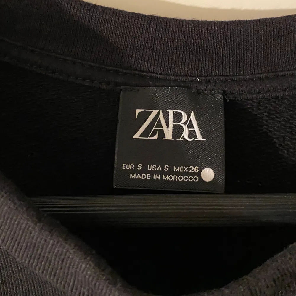 Jättesnygg och ball sweatshirt från ZARA. Använd 1 gång. Tycker det är skitsnyggt med knapparna då den liknar en kostymkavaj!!. Tröjor & Koftor.