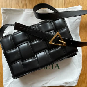 NY bottega veneta med dustybag  - Helt ny bottega veneta väska med dustbag.                Råkade beställa två så säljer den andra. Är gjord i skinn och är i god kvalite. Skicka för mer bilder.väskan är en kopia 