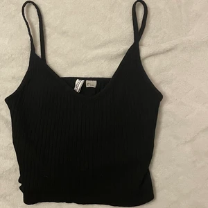 Linnen från hm storlek s - Två ribbade v-ringade linnen från hm, ett i grått och ett i svart. Bra skick, knappt använda. Kan skicka fler bilder privat. 1 för 25kr, båda för 40kr. Möts i Stockholm annars betalar köpare frakt. 