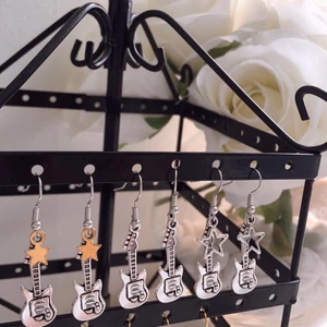 Örhängen  - Super coola örhängen! 69kr ( frakten är inkluderad i priset). Hör av er vid intresse eller funderingar!!✨🥰💓💞⚡️