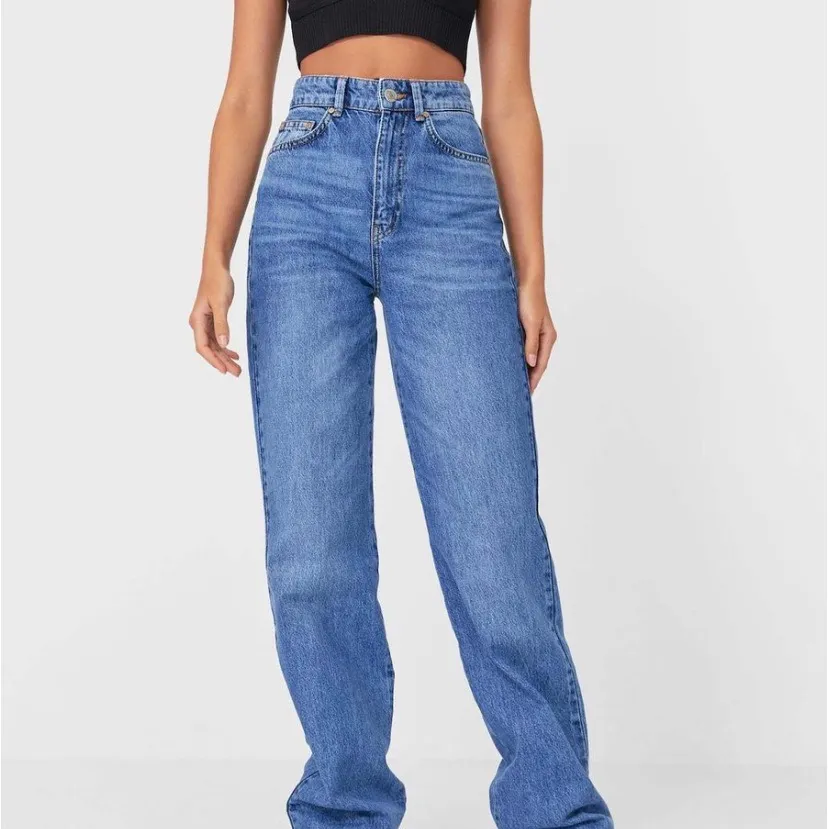 Säljer mina snygga jeans nu då det inte längre kommer till användning! Köpt på zelando för 359kr! Buda från 150kr. Möts upp i Stockholm annars står köparen för frakten. Köp direkt för 300kr för snabbaffär. Ledande bud: 180kr. Jeans & Byxor.